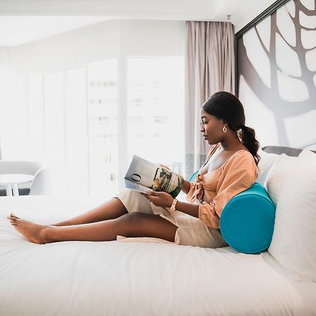 Pullman Cairns International Hotel Luaran gambar A woman using a laptop