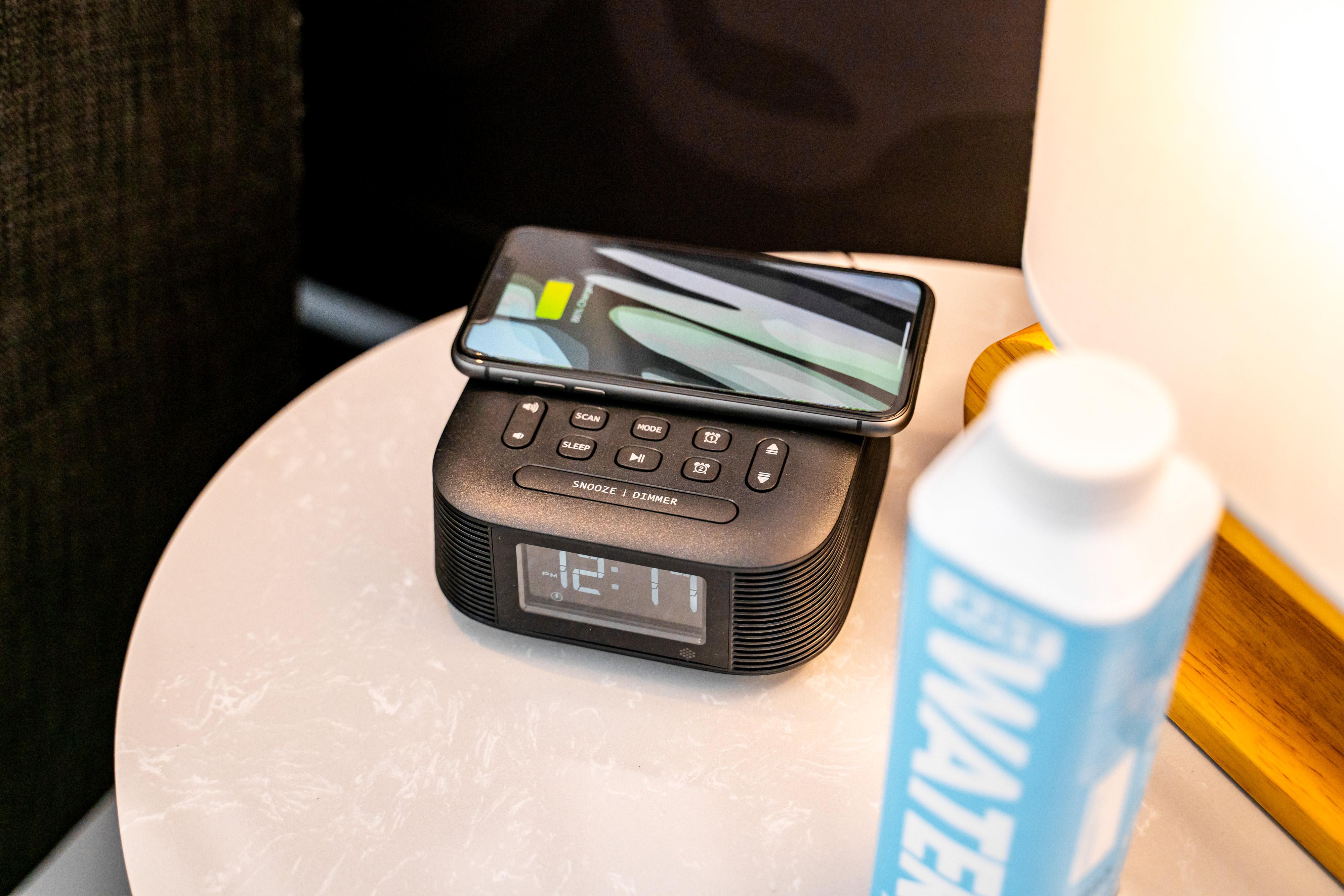 Pullman Cairns International Hotel Luaran gambar A smartphone being charged on a wireless charging pad