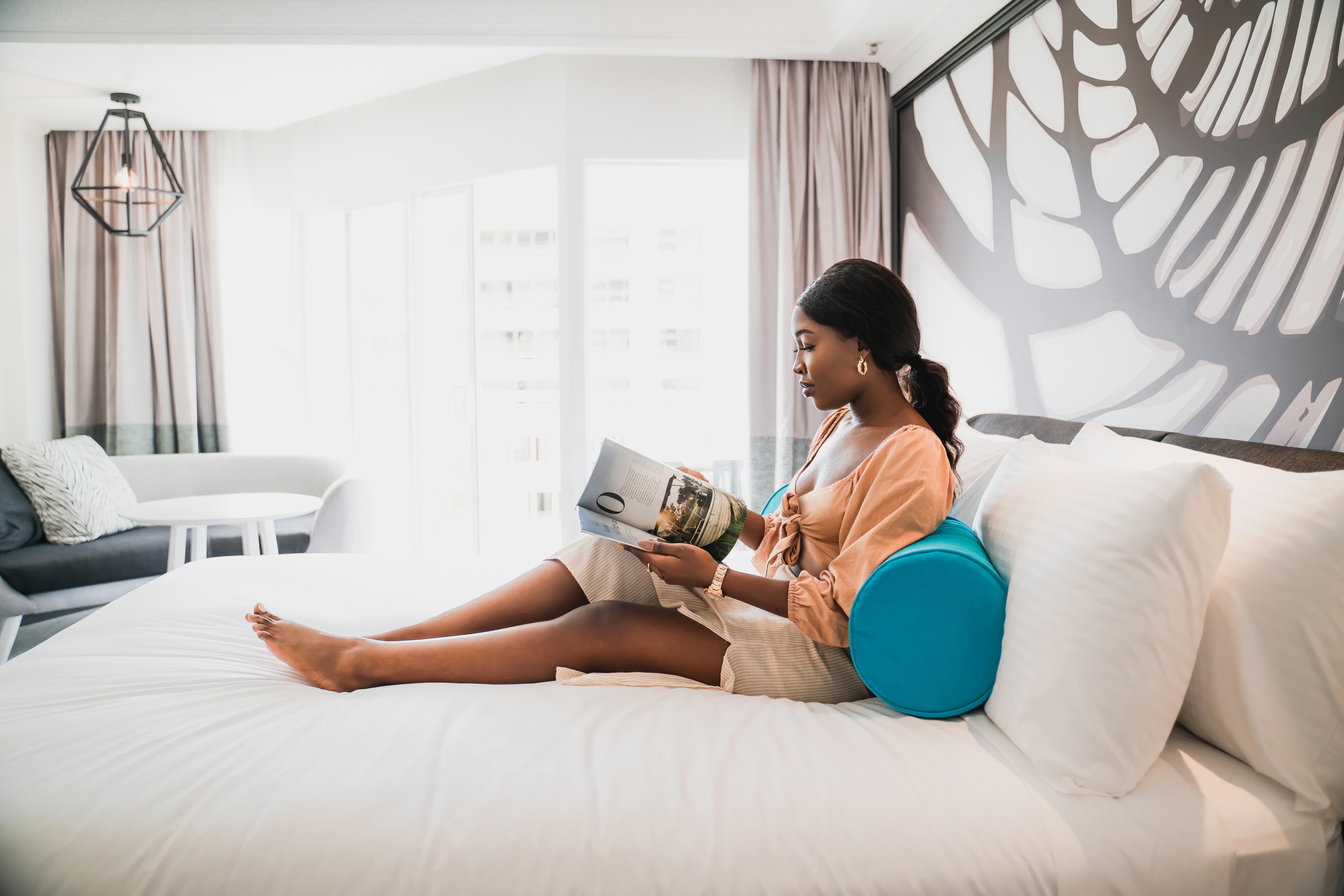 Pullman Cairns International Hotel Luaran gambar A woman using a laptop