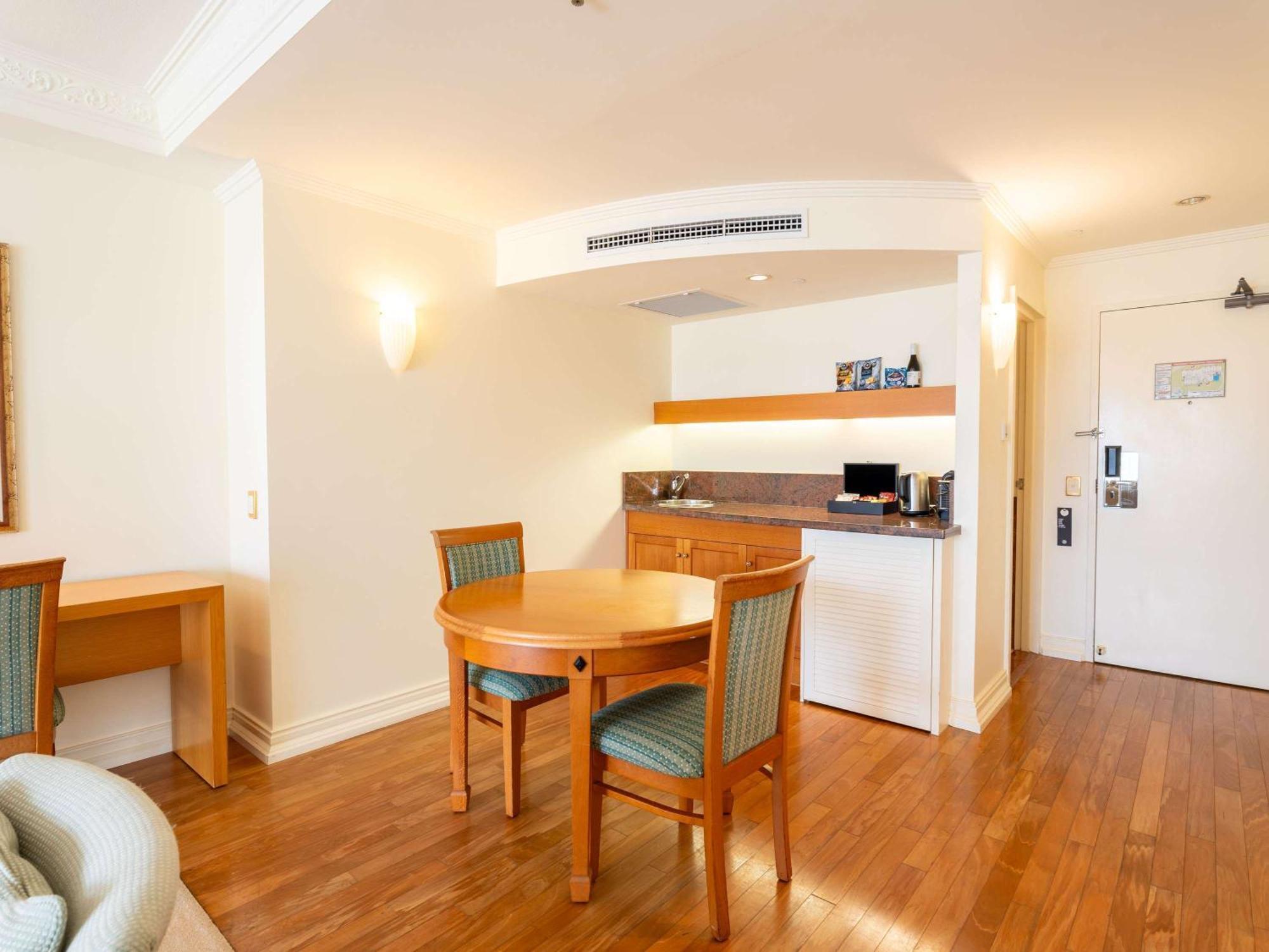 Pullman Cairns International Hotel Luaran gambar A typical apartment at the hotel