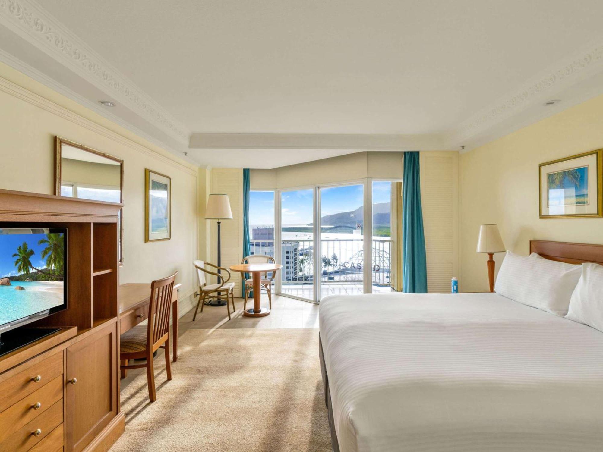 Pullman Cairns International Hotel Luaran gambar A guest room at the Hilton San Diego Bay