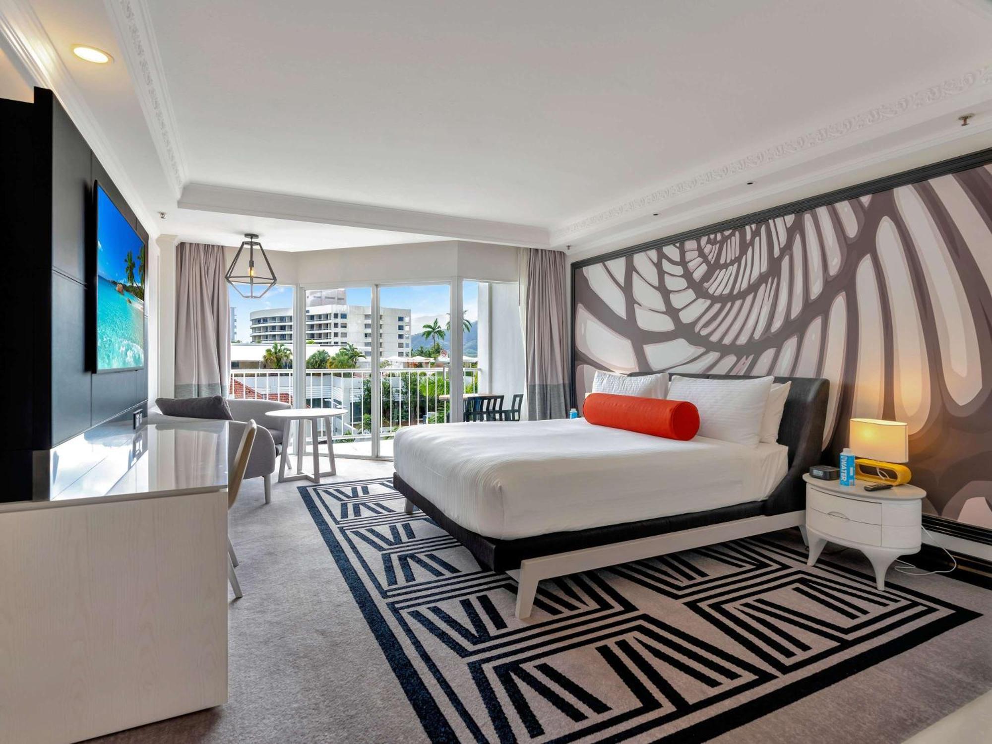 Pullman Cairns International Hotel Luaran gambar A guest room at the SLS Lux