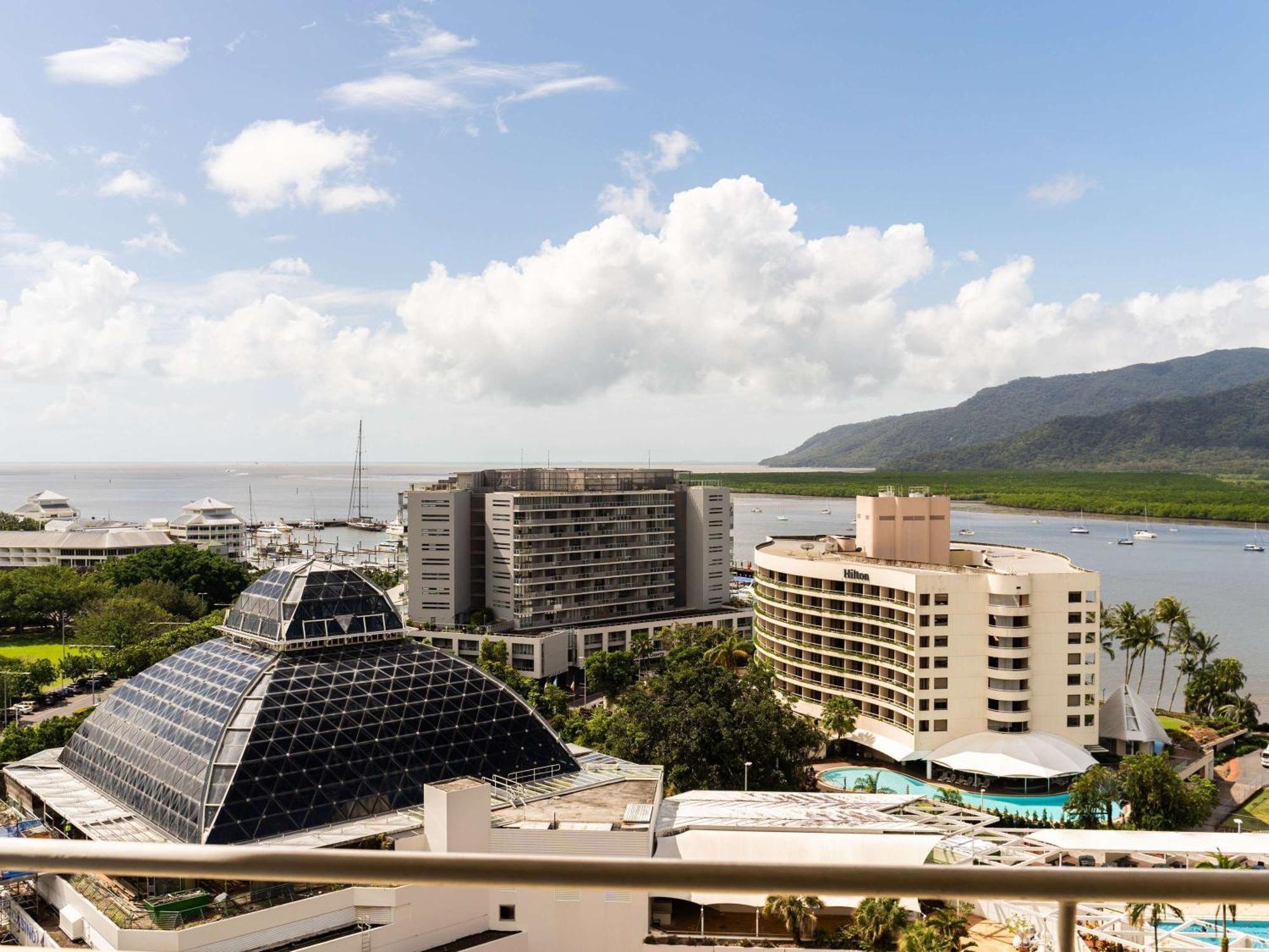 Pullman Cairns International Hotel Luaran gambar The resort's main buildings