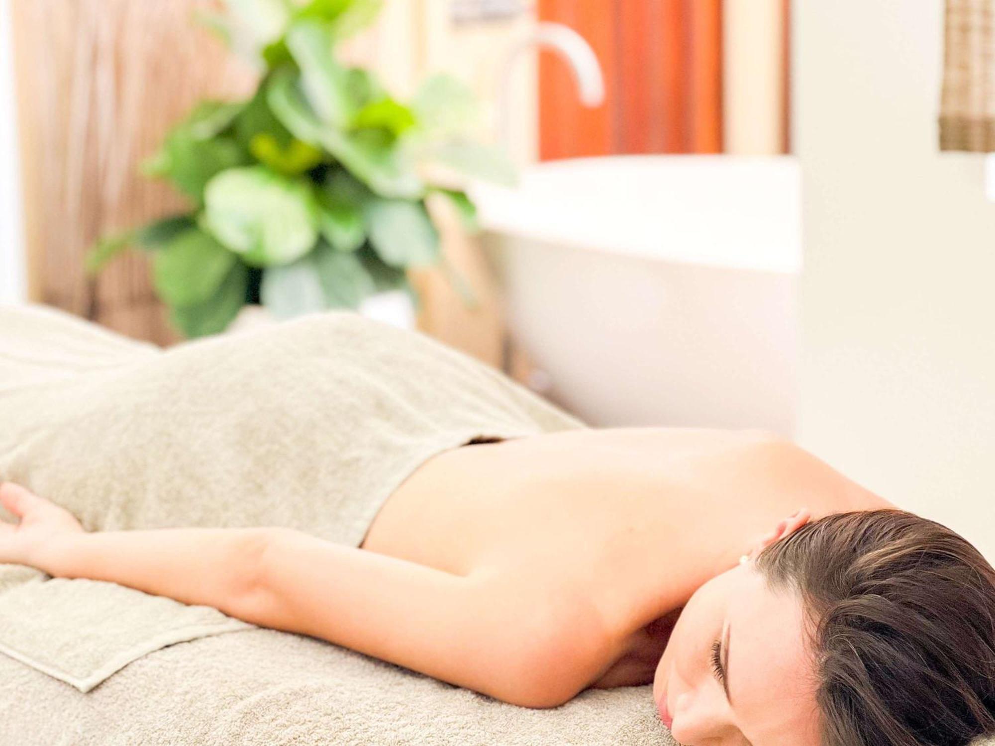 Pullman Cairns International Hotel Luaran gambar A woman receiving a massage