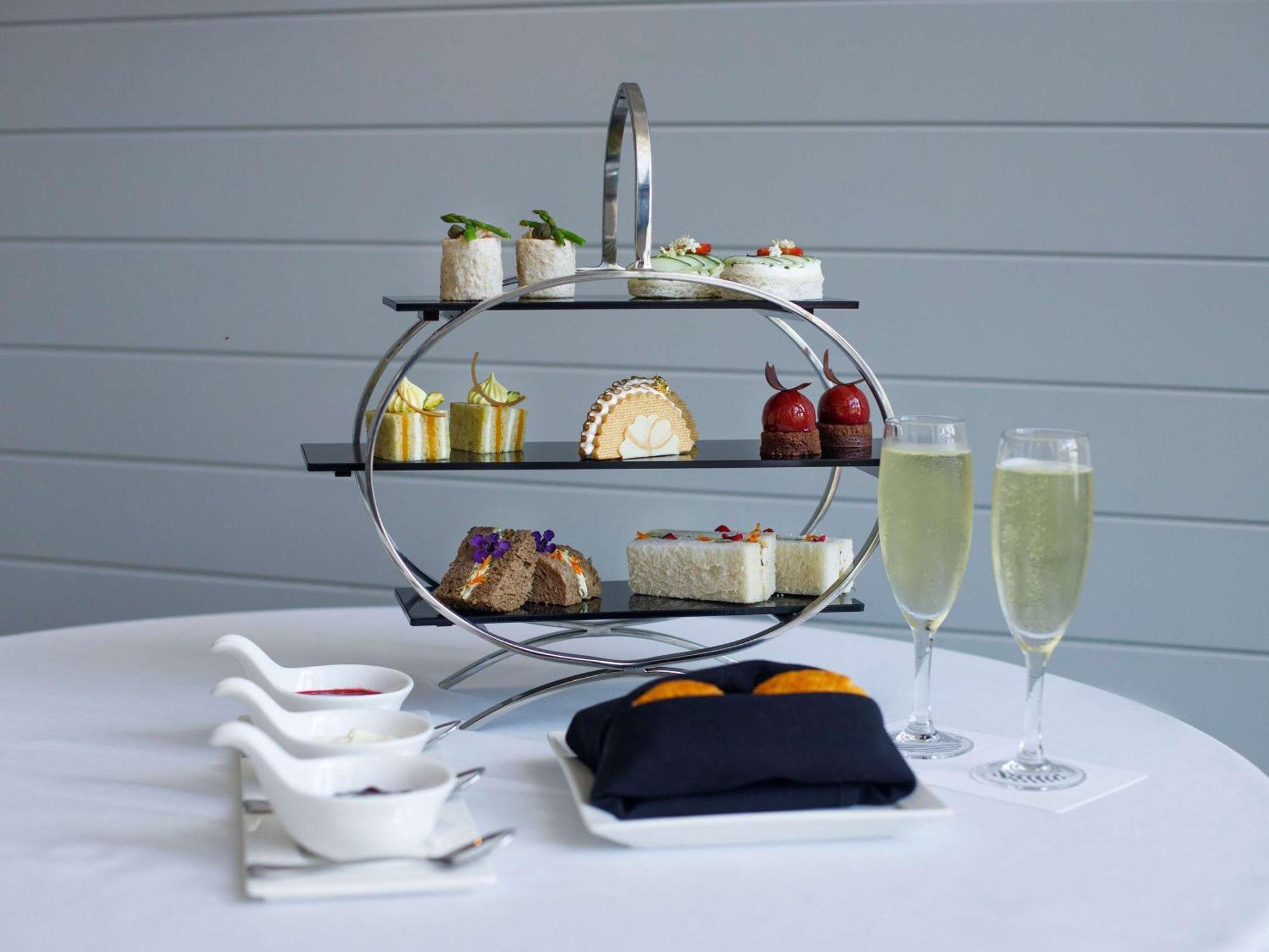 Pullman Cairns International Hotel Luaran gambar Afternoon tea at the Qantas First Lounge at London Heathrow Airport