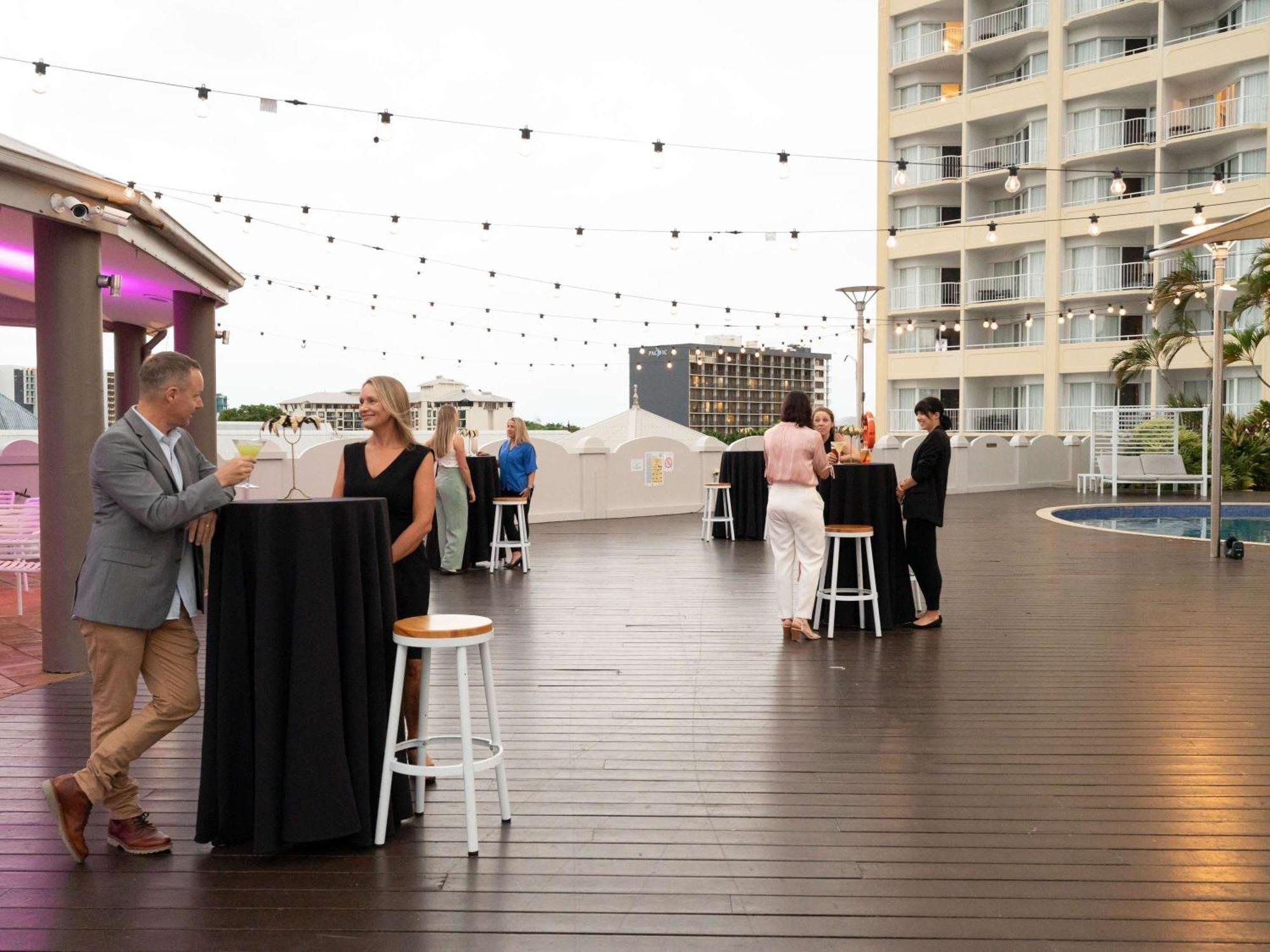 Pullman Cairns International Hotel Luaran gambar The rooftop bar at the Emporium Hotel South Bank